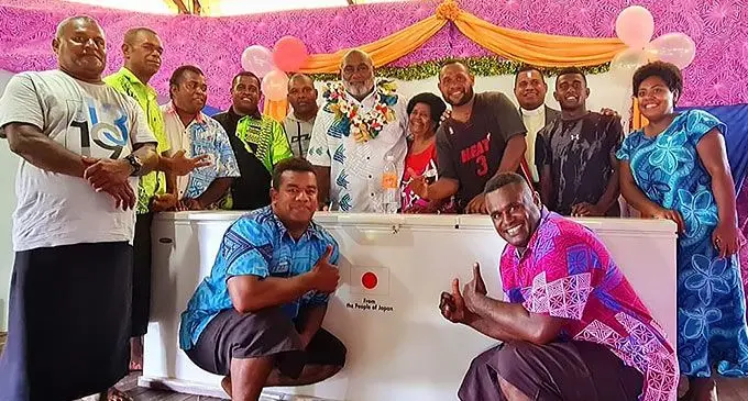 Na Minista ni Qoli o Semi Koroilavesau kei ira e Bukama mai Yasawa ni oti na kena soli na nodra kato ni wai liwaliwa kei na sola ka vakailavotaka na matanitu o Javani.
