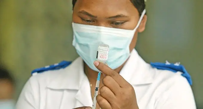 Staff Nurse Adi Aseri Qoro prepares a boosetr shot vaccine at Albert Park vaccination drive through on January 4, 2022. Photo: Ronald Kumar.