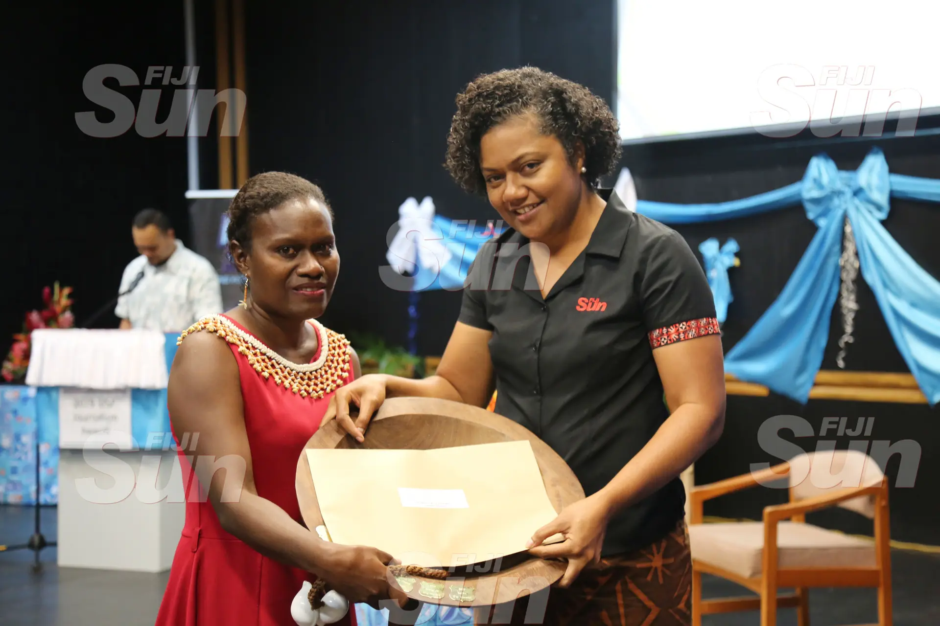 Fiji Sun Managing Editor Digital Rosi Doviverata awards Rosalie Nongebatu from the Solomon Islands with the Fiji Sun Tanoa Award for the Most Outstanding Graduating Student. Photo: Kelera Sovasiga