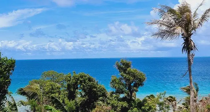 The overview of the ocean that surrounds Kia Island.