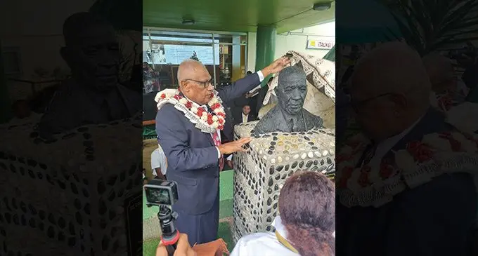 Tui Suva Sanaila Mudunavosa unveils the Ratu Sukuna monument on May 26, 2023. Photo: Ronald Kumar.