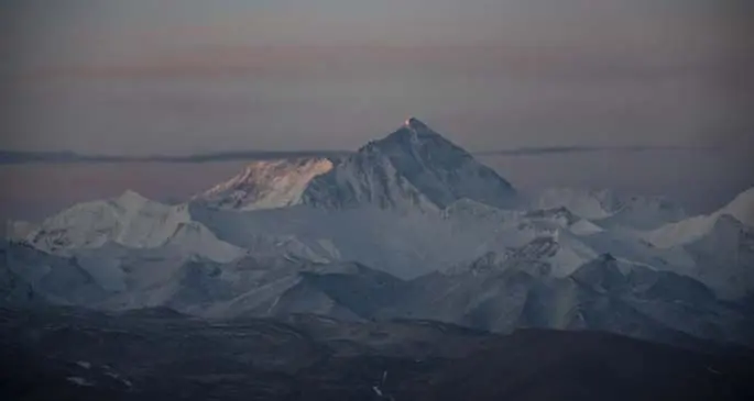 Photo taken on April 25, 2020 from the Kya Wu Lha Pass shows the Mount Qomolangma at sunrise in southwest China's Tibet Autonomous Region. (Xinhua/Purbu Zhaxi)