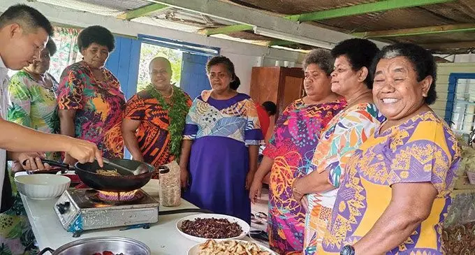 E ratou vakaraitaka tiko oqori na vakalesilesi mai na China – Fiji Juncao Tehnology Demonstration na kena vakasaqari na mushroom.