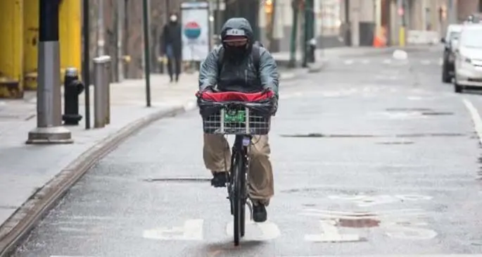 A delivery worker wearing a mask rides a bike during the COVID-19 pandemic in New York, the United States, April 13, 2020. (Photo by Michael Nagle/Xinhua)