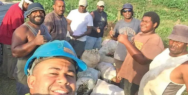 E toka e liu (isala karakarawa), ko Nemani Raikoti kei so vei ira na nona ilawalawa ka’ra cakacaka tiko e na veilogani dalo mai Waidracia, Naitasiri.
