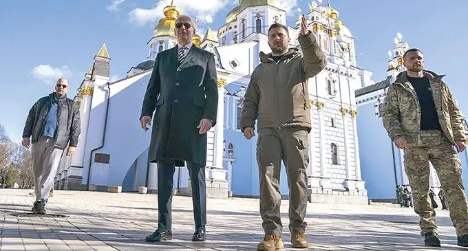  President Joe Biden walks with Ukrain¬ian President Volodymyr Zelenskyy at St. Michaels Golden-Domed Cathedral on a surprise visit, on February 20, 2023, in Kyiv, Ukraine. Photo: AP