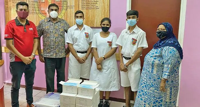 From left: Al-Hamd Smart Living managing director, Ashfaaq Khan, Then India Sanmarga Ikya (TISI) Sangam CEO, Jay Narayan, senior school prefects, Vinayak Kartik, Drishti Lata and Dhatreesh Kumarosh including the Sangam SKMC principal, Nazerin Rehman after the handover of the face masks and face shields.
