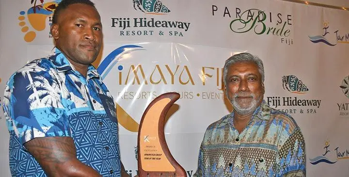 Fiji Hideaway Resort reservoir attendant Jonetani Yalayala receives his award from Kimaya Group managing director Darnen Goundar. Photo: Waisea Nasokia