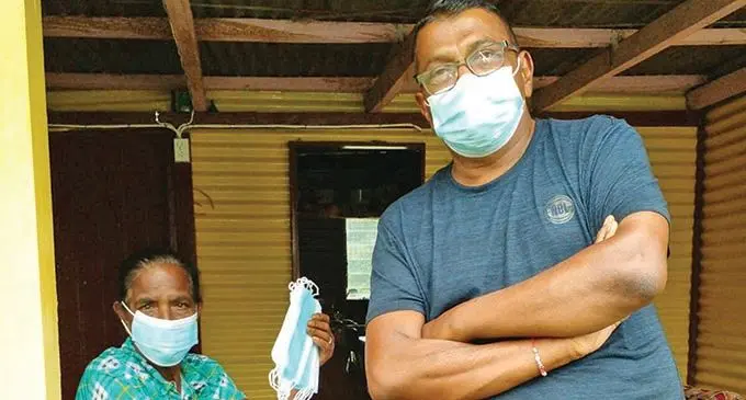 Shiu Chand (left) received surgical masks from the former advisory councillor of  Korotari Navin Kumar in Labasa on September 20, 2021. 