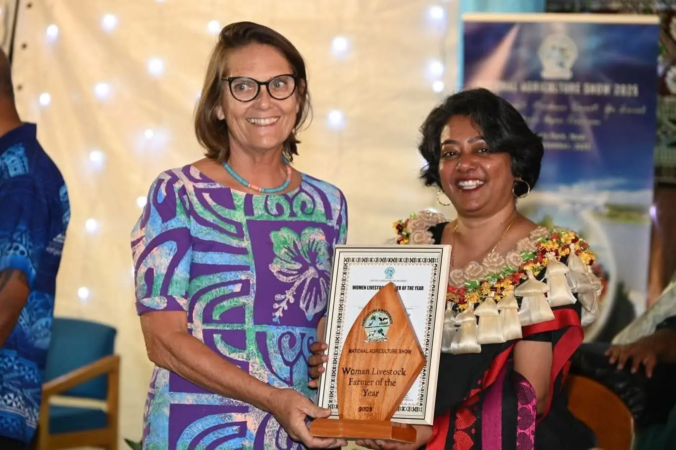  Jean Tikram receiving an award from the Minister, Sashi Kiran at Koroivolu Park in Nadi. 