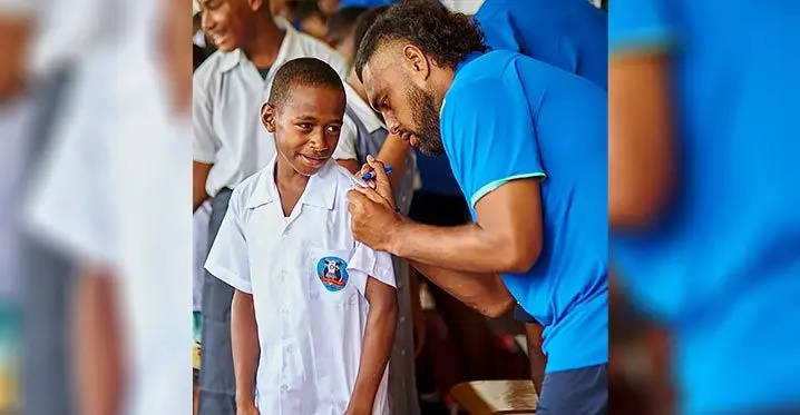 Fijian Drua loosehead prop Haereiti Hetet, with a fan at Nawaka District School, Nadi, on February 14, 2023. Photo: Fijian Drua