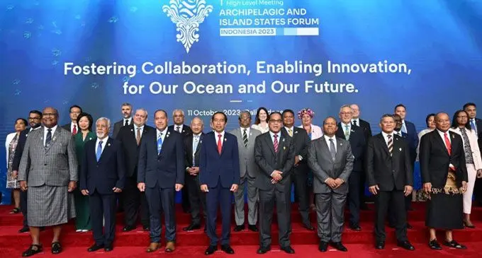 President Joko Widodo (front, fourth left) poses for a photo with, (from left) Deputy PM and Minister of Trade, Cooperatives, Small and Medium Enterprises and Communications Fiji Manoa Seru Nakausabaria Kamikamica, Timor-Leste PM Xanana Gusmao, Niue PM Dalton Tagelagi, President of the Federation Micronesia Wesley W Simina, PM Sao Tome and Principe Patrice Trovoada, PM Tuvalu Kausea Natano, Deputy PM Tonga Samiu Kuita Vaipulu and a number of officials representing participating countries before the opening of the 2023 AIS Forum Summit, at BNDCC, Nusa Dua, Bali, Wednesday (11/10 /2023). (Photo: Media Center AIS Forum 2023/Akbar Nugroho Gumay/pras)