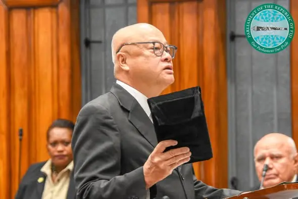 Leung urges Government not to withdraw bills