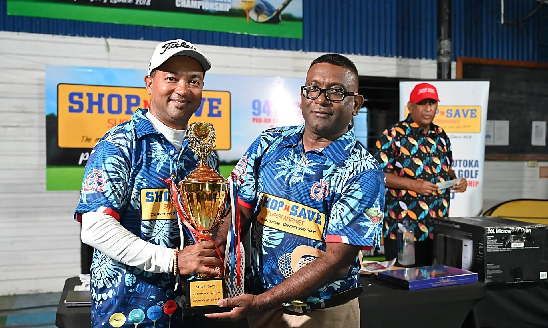 Defending champion Sanjay Krishna (left) rewarded by Shop N Save Supermarket head of marketing Vijay Krishna
