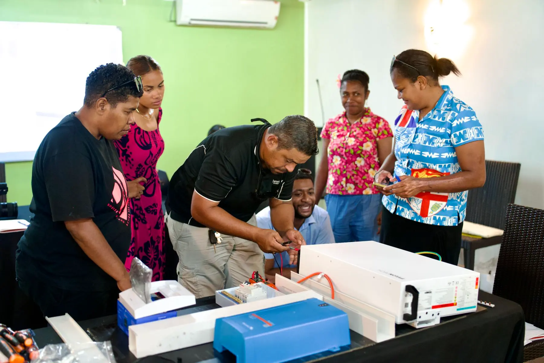  Pacific participants undergo hands-on training to assemble solar power systems during the training in Nadi. Photo: 350.org Pacific.