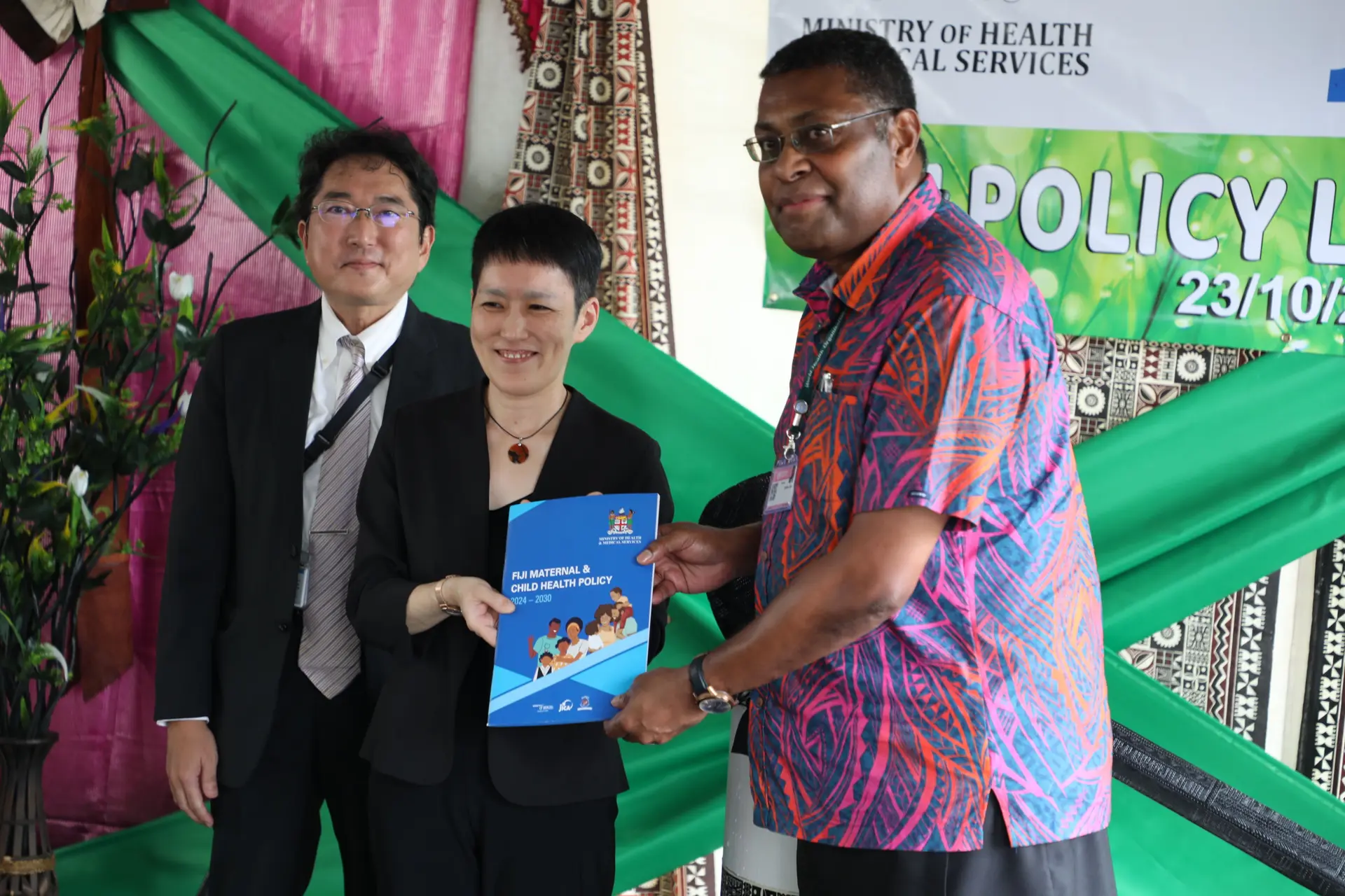 Dr Jemesa Tudravu, Permanent Secretary for Health and Medical Services (right) with JICA’s Resident Representative Satoshi Wakasugi (first from left) and a JICA rep (middle) at Nadi Hospital.