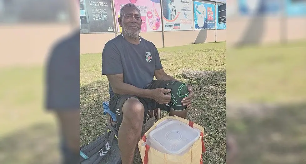 E dabe toka oqori o Mesulame Nauto kei na nona vokete ni roti ena gauna sa voli oti kece kina ena mataka lailai ni siga Lotulevu ni macawa oqo ena Walu Bay Suva.  Veitaba: Salaseini Guniyaga