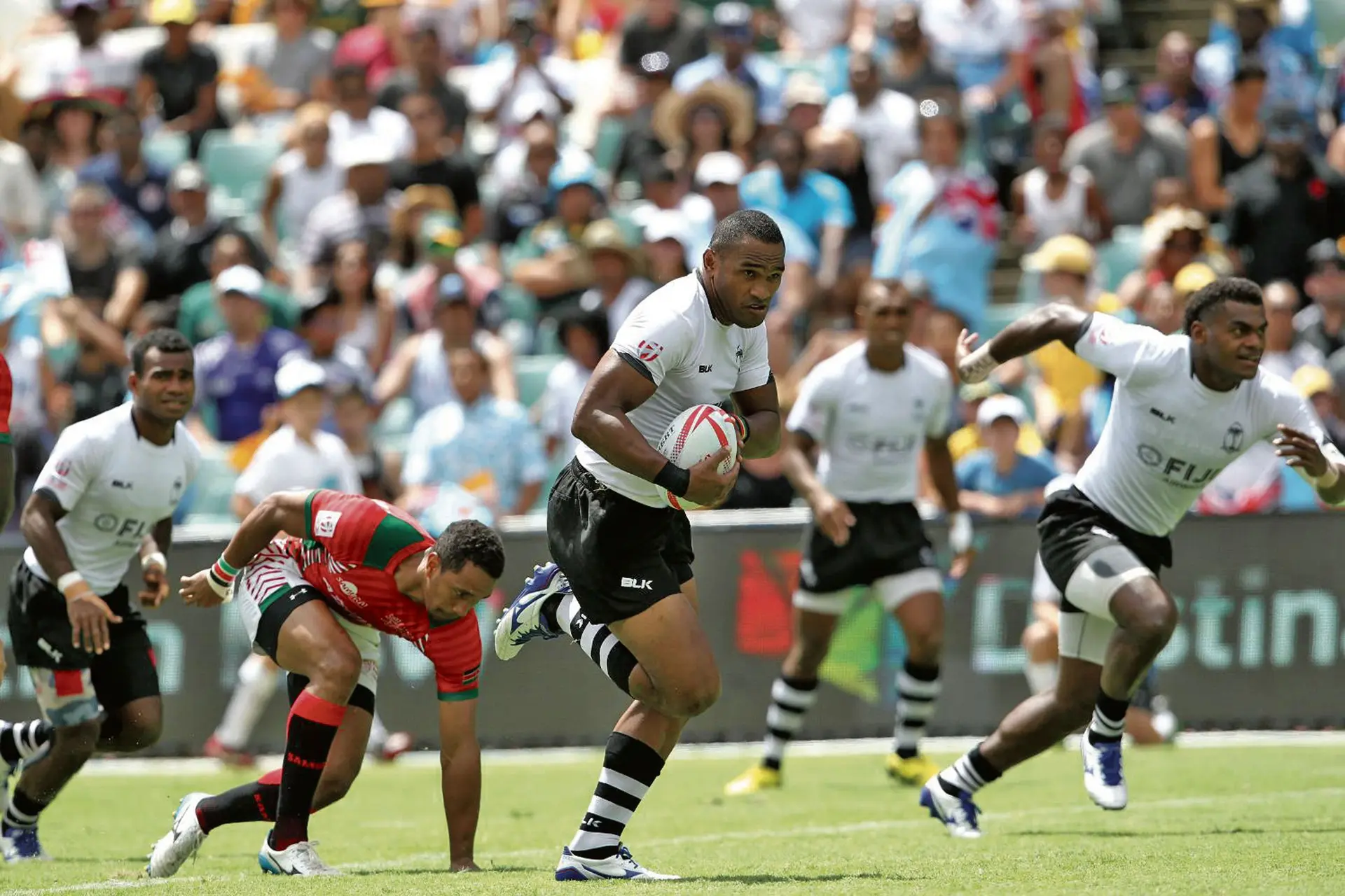 Isake Katonibau (with ball) on the attack for Fiji Airways Fijian 7s team. Photo: Zimbio