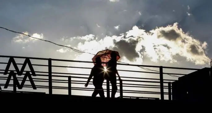 People walk on an empty footbridge in Quezon City, the Philippines, on March 21, 2020. (Xinhua/Rouelle Umali)