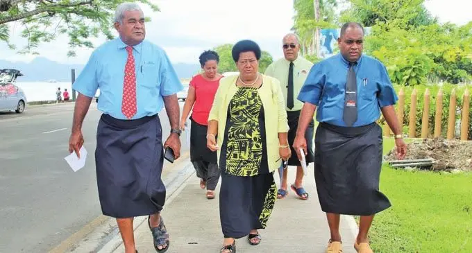 Eratou sa gole tiko oqo (mai na yasana imawi) nai Vukevuke ni Vunivola Tudei ni Tabacakacaka iTaukei o Saimoni Waibuta, na marama Vukevuke ni Minisita ni Tabacakacaka iTaukei o Selai Adimaitoga kei na dua na vakalesilesi liu ni tabacakacaka, o Josefa Toganivalu ki na valenivolavola e Draiba. Veitaba: Tabacakacaka iTaukei