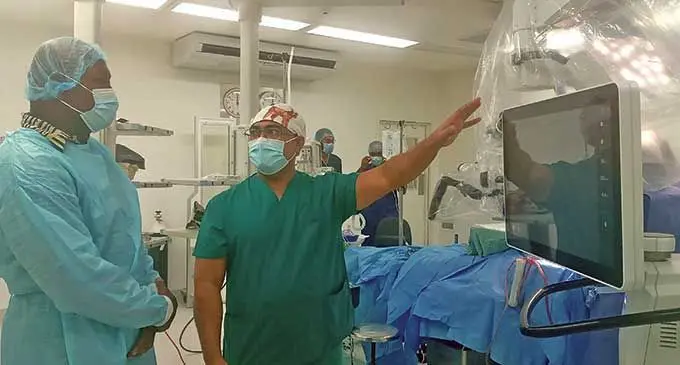 CWMH Neurosurgeon Dr Alan Biribo explains how the new state-of-the-art Neuro Surgical Microscope works to Ministry of Health & Medical Services Assistant Media Liason Officer Luke Rawalai on 07.04.2022.