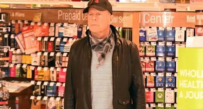 1610487010_Bruce-Willis-asked-to-leave-store-for-‘refusing-to-wear-780x470
