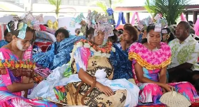 E dabe tiko e loma ko Magdeline Josephine Matiavi na marama ni Nakasaleka mai Kadavu, ka rau toka veitikivi na nona ivakadinadina. E vakayacori tiko vua na ‘tara boroboro’ ni oti nona vakamau mai Nasautoka, Wainibuka ena rua na macawa sa oti. Oqo na itovo ni veivakamenemenei era dau cakava na ‘salavolo’ vei ira na yalewa vakawatitaki vou ena nodra vuvale.