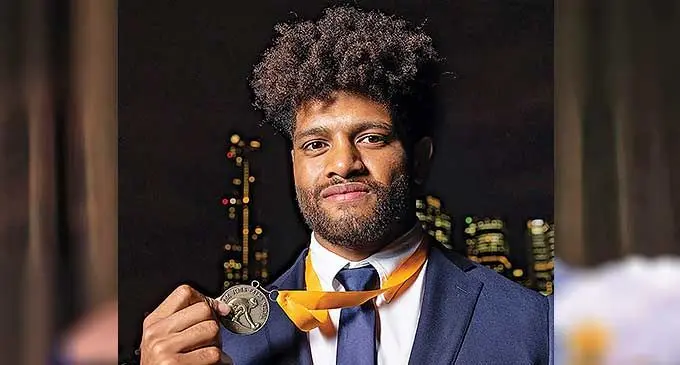 Wallabies back row, Rob Valetini with his John Eales medal.