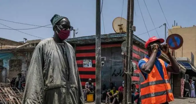 Photo taken on May 23, 2020 shows people wearing masks at public places in Dakar, Senegal. (Xinhua/Eddy Peters)
