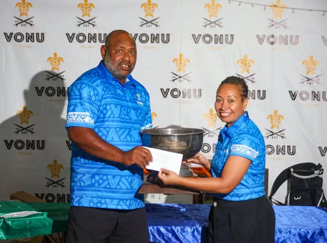Tomasi Tuivuna (left) receives his award from Paradise Beverages brand manager Maxine Edwards. 