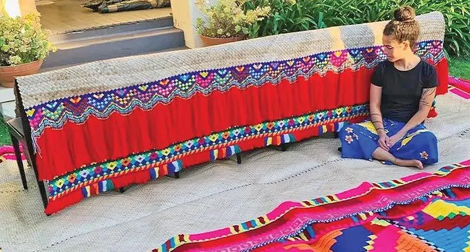 E dabe tiko oqori ko Laura Unise Coriakula kei na so na ibe vaka Viti ka a vavakulataka. E dabe ravita toka na nona ibe na Vaqanivasua.