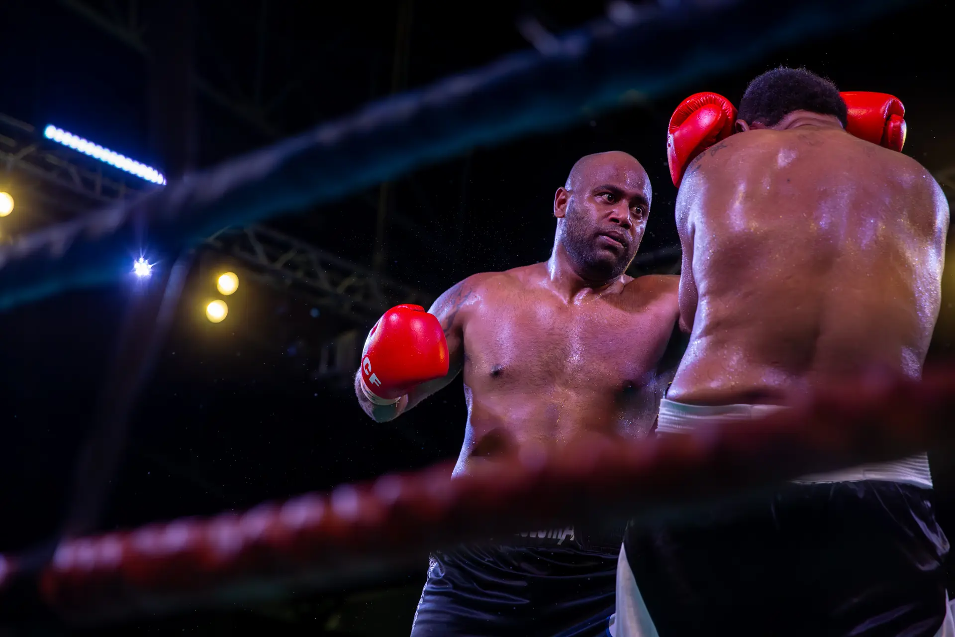 Fiji heavyweight champion Semi Dauloloma (left)