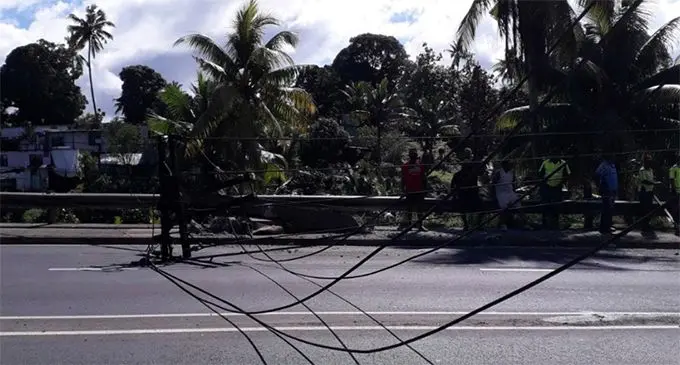 The fallen EFL pole that is blocking part of Ratu Mara Road.