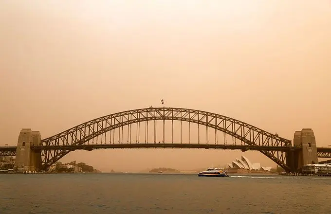 Photo taken on Nov. 12, 2019 shows the Sydney Harbour Bridge covered in smog which was caused by bushfires in northern New South Wales in Australia. (Xinhua/Bai Xuefei) 