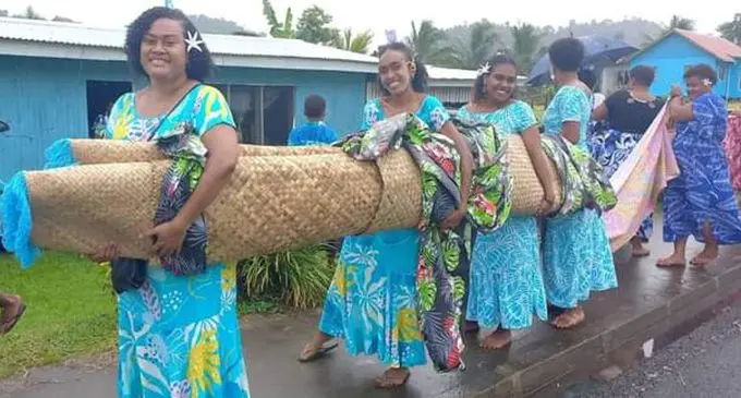 Na ibe kei na isulu era vakarautaka na ‘salavolo’ ena nodra vakamenemei Magdeline Josephine Matiavi na marama ni Nakasaleka mai Kadavu ka vakawatitaki e Nasautoka, Wainibuka mai Tailevu.