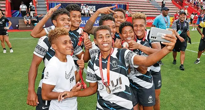 Fiji Airways Fijiana 7s halfback Reapi Ulunisau takes a selfie with her team-mates Sesenieli Donu (left), Viniana Riwai, Vasiti Solikoviti, Ana Naimasi and Aloesi Nakoci during the France Sevens in Toulouse on May 22, 2022.. Photo: World Rugby.