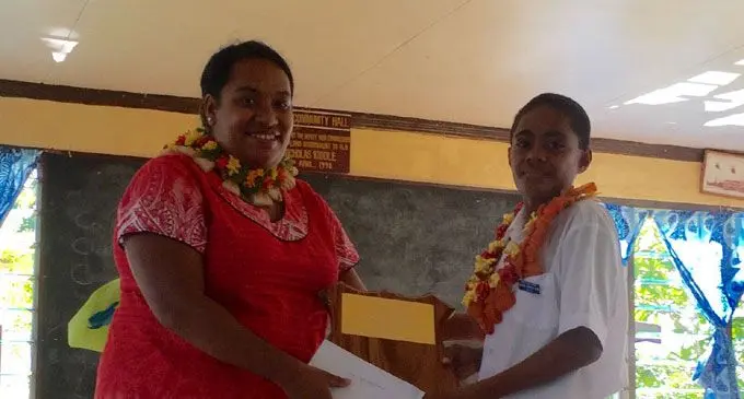 Amete Baselala Bonaveidogo receives her prize from Sovaia Delaibatiki Yacakuru at Nukui, Rewa. 