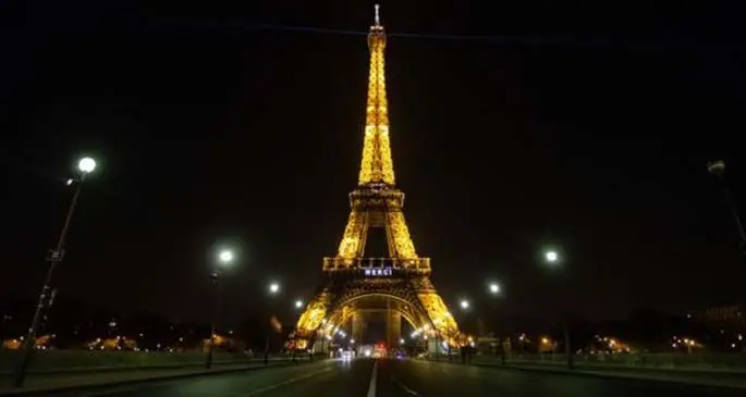 The word "Thanks" is shown on the illuminated Eiffel Tower in Paris, France, March 27, 2020. (Photo by Aurelien Morissard/Xinhua)