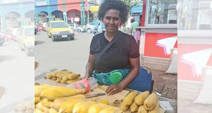 Ko Ana Vetau ka volitaki sila tiko ena makete levu e Suva ena macawa oqo.  Veitaba: Salaseini Guniyaga 