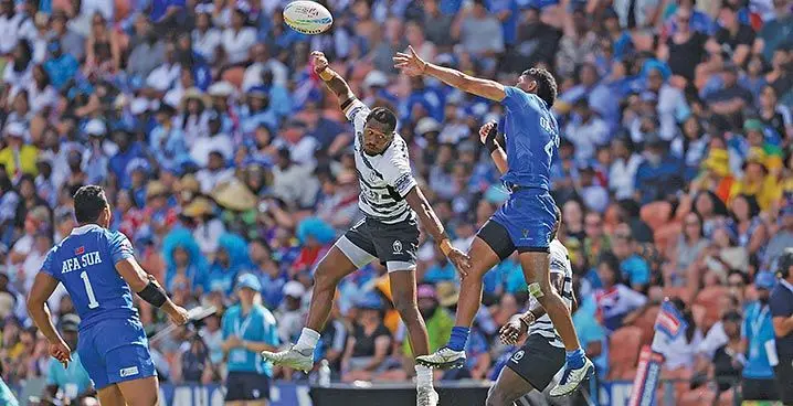 Fiji’s Iowane Teba (C) and Samoa’s Motu Opetai (R) compete for the high ball during the men’s match between Fiji and Samoa on day one of the World Rugby Sevens series at FMG Stadium in Hamilton on January 21, 2023. Fiji is the defending champion of this weekend’s Sydney 7s. Photo: MICHAEL BRADLEY / AFP