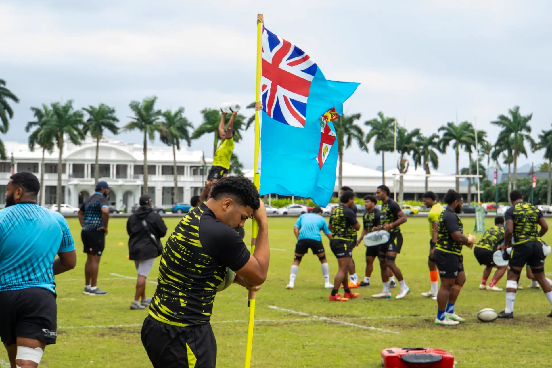 Isaac Rauluni (with flag). 
