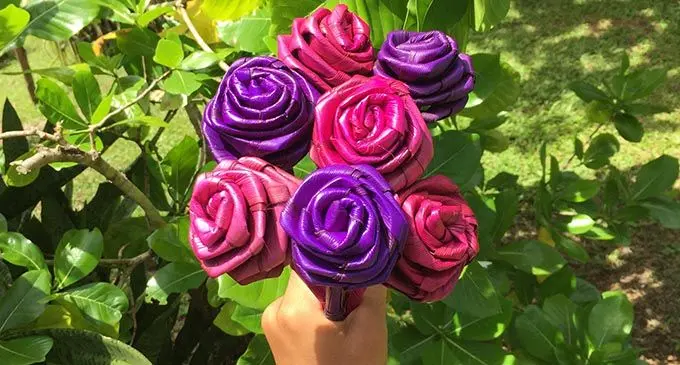 Eco-friendly flowers made of voivoi (pandanus) and vau (dried bark of wild hibiscus). Photos: Tadra Makawa