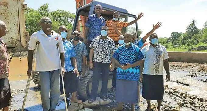 Minister for Agriculture, Waterways, and Environment, Mahendra Reddy (Fifth from left), with members of the public at the Nawaka River. Photo: DEPTFO News
