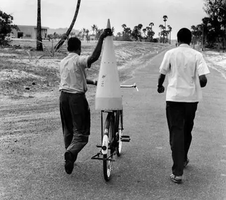 ISRO-staff-carrying-rocket-on-bicycle-in-1960s