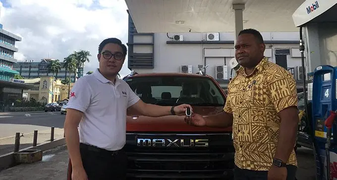 From left: Mobil Fiji’s chief executive officer, Narongkorn Charusakwong and Winner Peni Togutu on August 26, 2022. Photo: Sosiveta Korobiau