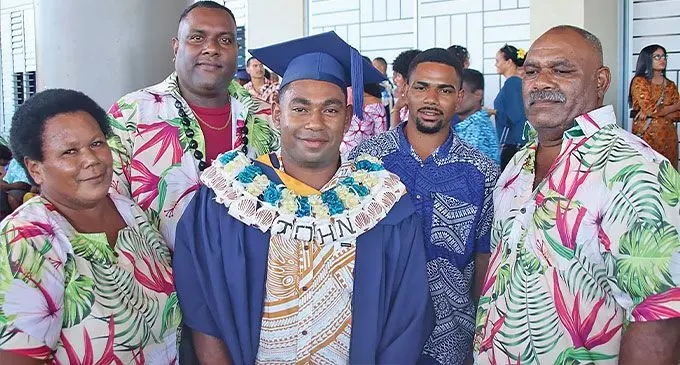 Mai na mawi: Marama na tinana, Reapi Ului, John Speight Ravula, kei na turaga na tamana, o Ilisoni Ravula. Muri: Ko Waisale Rokovoli kei Luke Ketewai. Taba: Sosiveta Korobiau