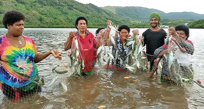 E ra maqusa na lewenikoro e Cakova, Molala, Lau, ena kena tagavi na nodra ika ni yabaki; na Salala. Veitaba: Usaia Moli