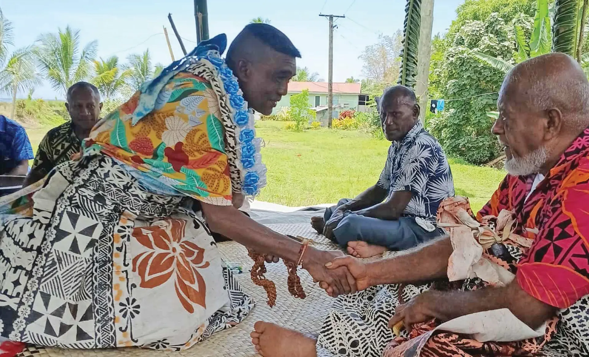 Satya Nand meets Ratu Timoci Kapaiwai (red shirt).
