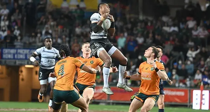 Fijiís Vuiviawa Naduvalo (C) takes a high ball in the Cup final against Australia at the Hong Kong Sevens rugby tournament on November 6, 2022. Photo: AFP