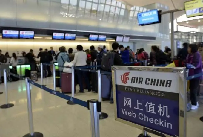 Passengers wait to check in for the Air China's nonstop flight to Beijing at the Newark Liberty International Airport, New Jersey, the United States, Oct. 26, 2015. (Xinhua/Wang Lei)